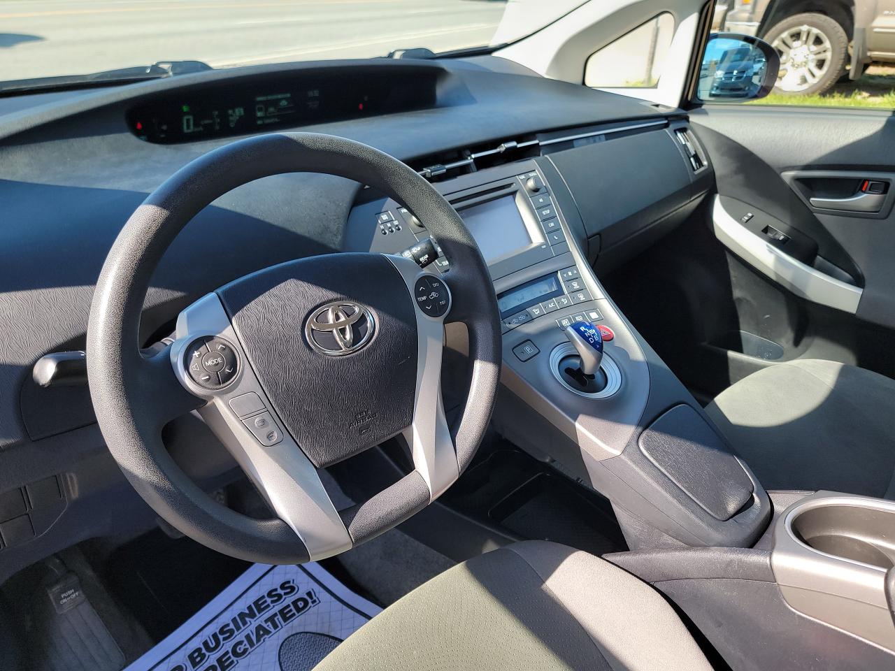 2013 Toyota Prius CLEAN - Photo #9