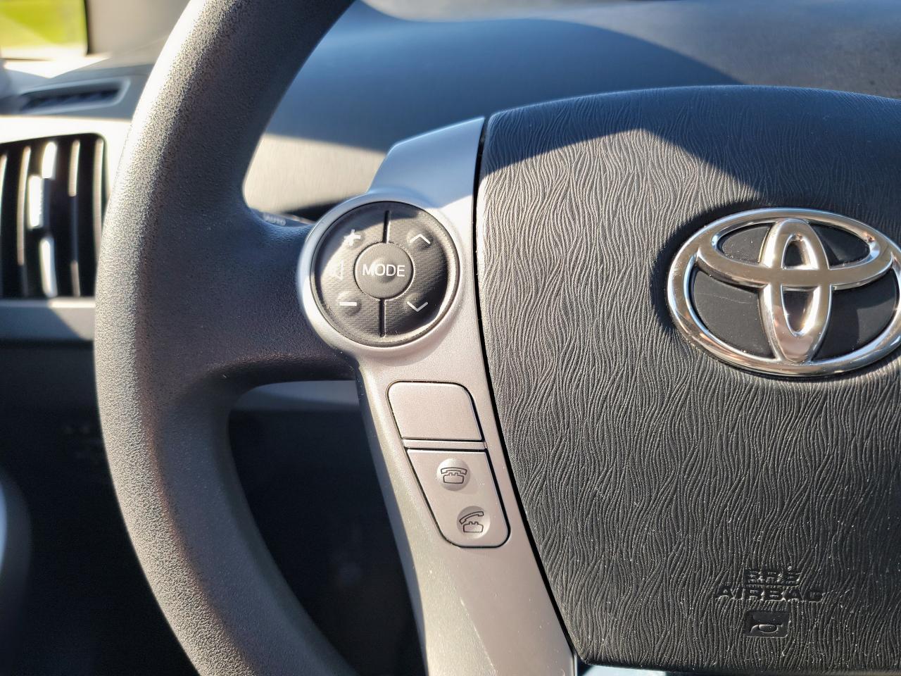 2013 Toyota Prius CLEAN - Photo #17