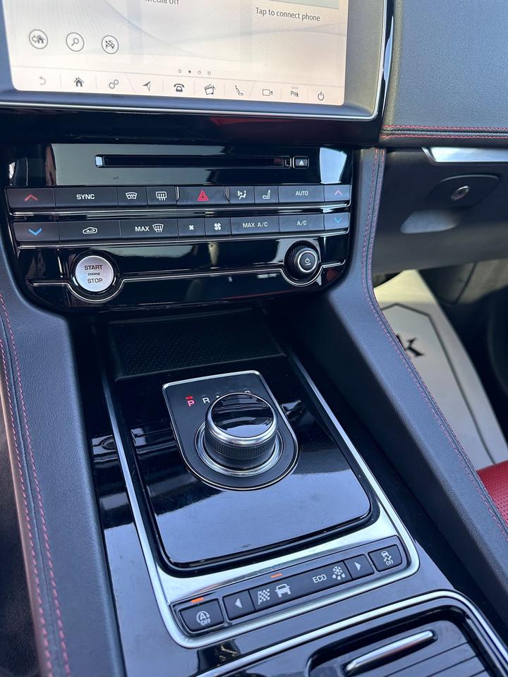 2019 Jaguar F-PACE R-Sport - Photo #16
