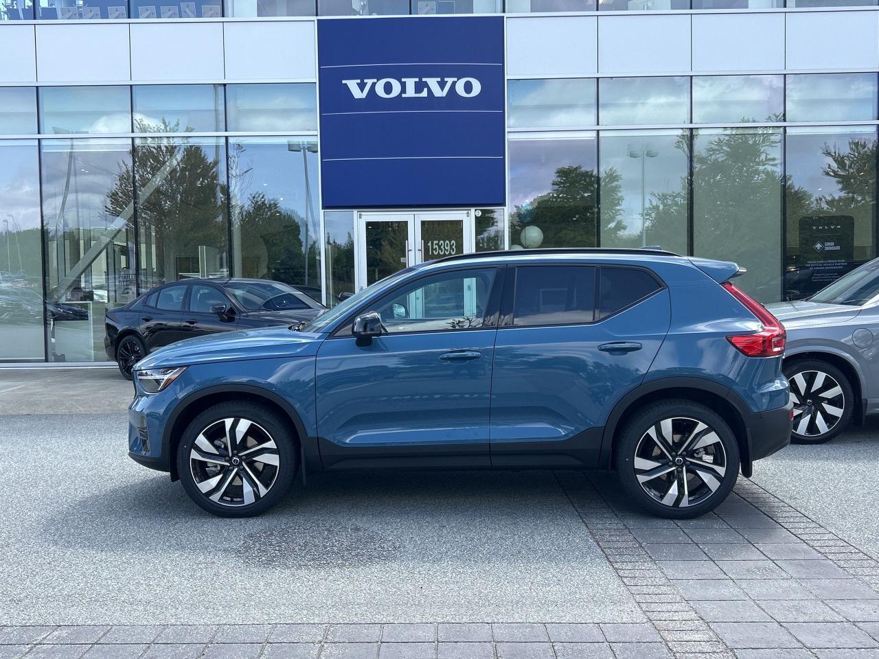 New 2025 Volvo XC40 B5 AWD Plus Dark Theme for sale in Surrey, BC