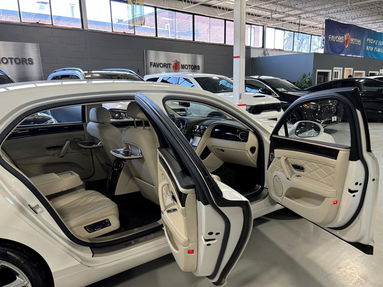 2016 Bentley FLYING SPUR W12|NO LUX TAX|NAV|MASSAGE|CREAMLEATHER|NAIMAUDIO| - Photo #10