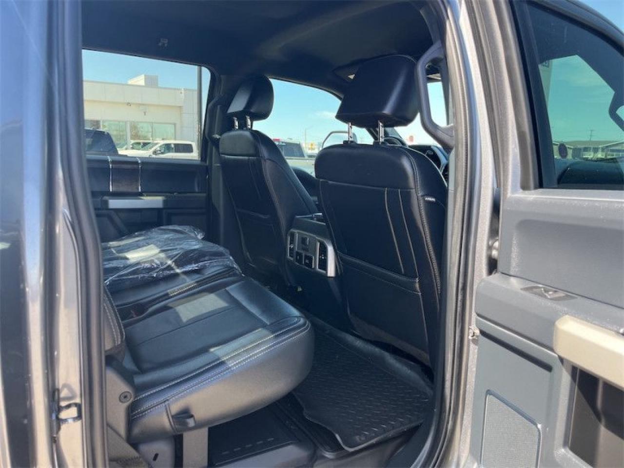 2022 Ford F-350 Super Duty Lariat  - Leather Seats Photo5