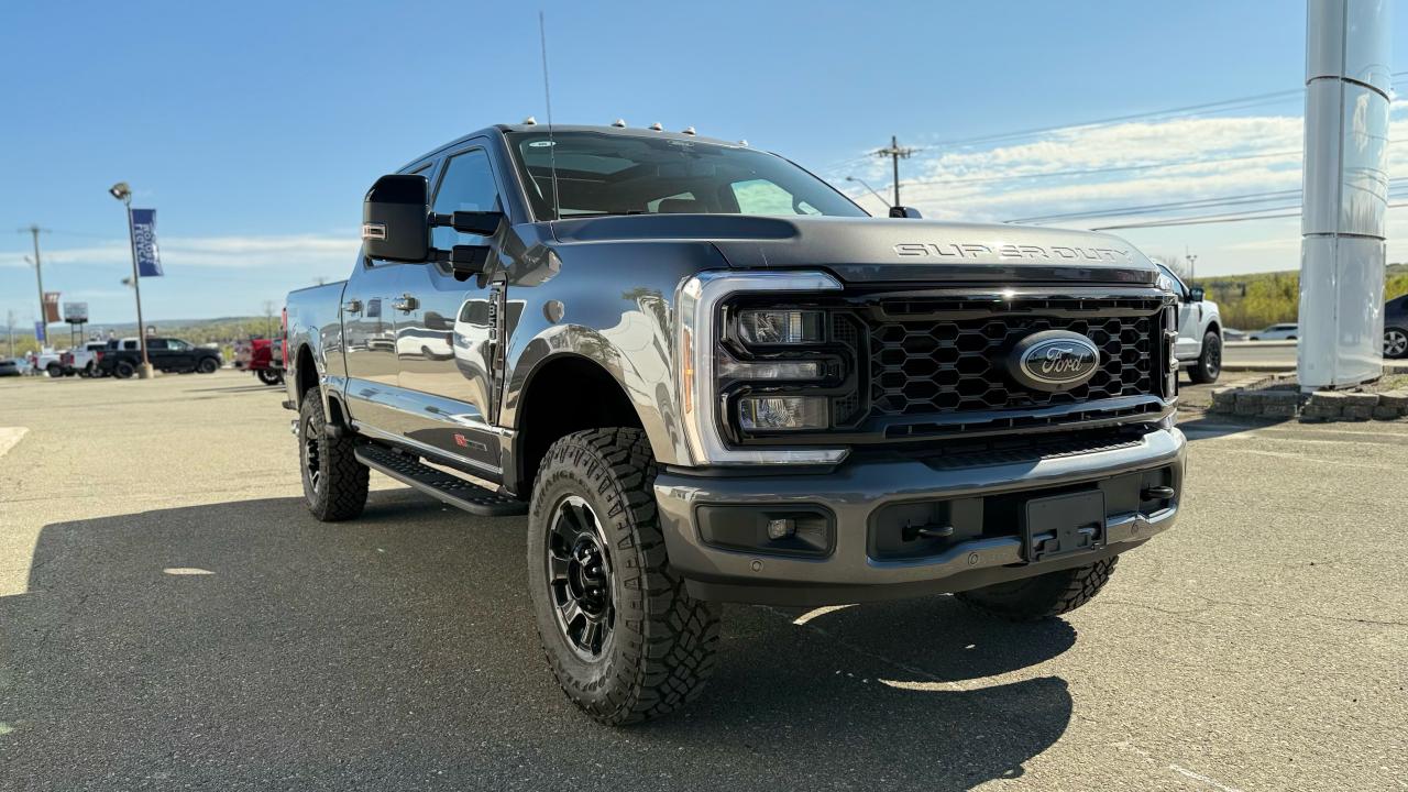 2025 Ford SUPERDUTY F-350® Lariat® Photo