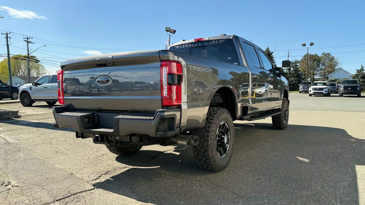 2025 Ford SUPERDUTY F-350® Lariat® Photo2