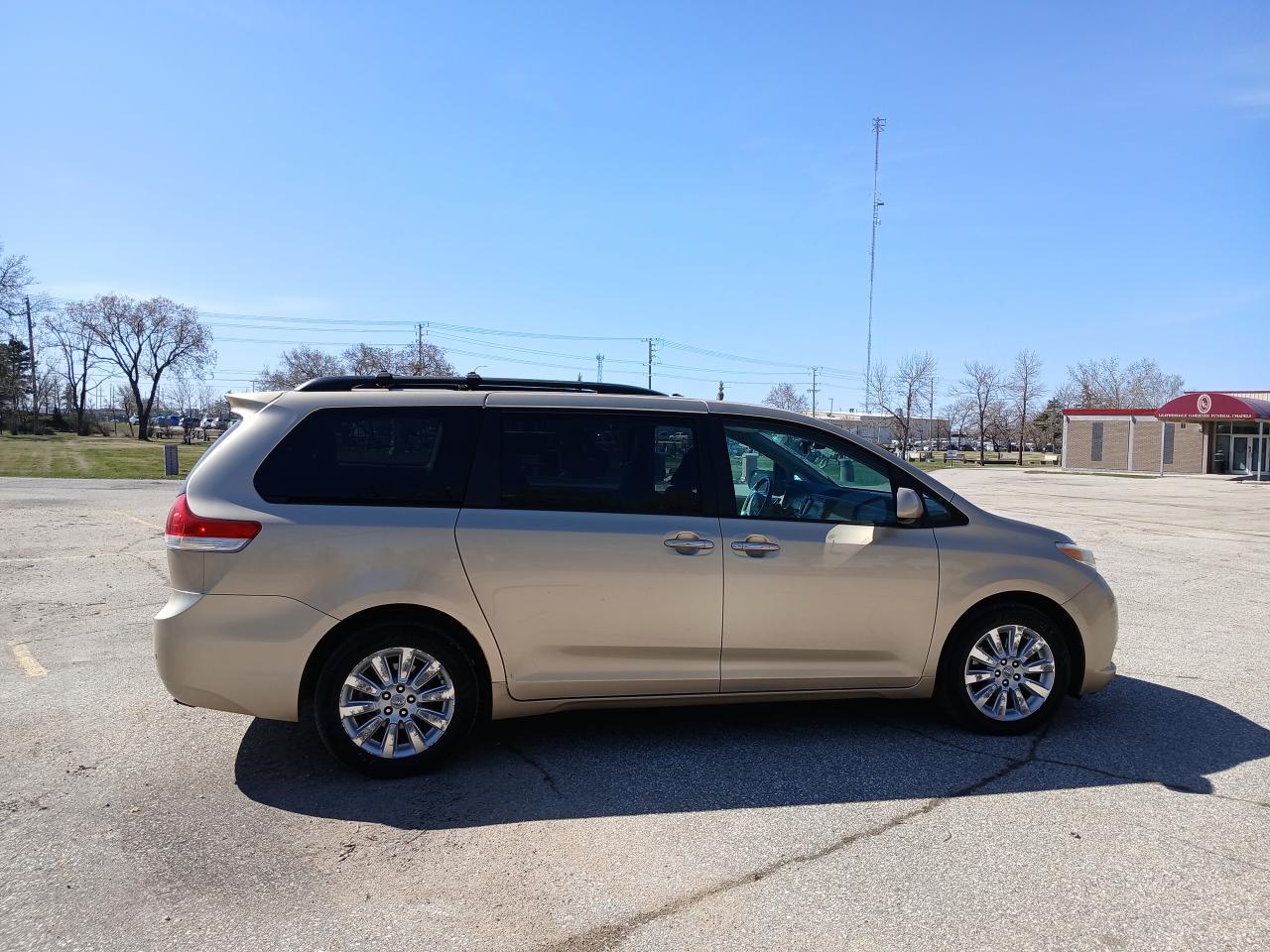 2011 Toyota Sienna LIMITED - Photo #4