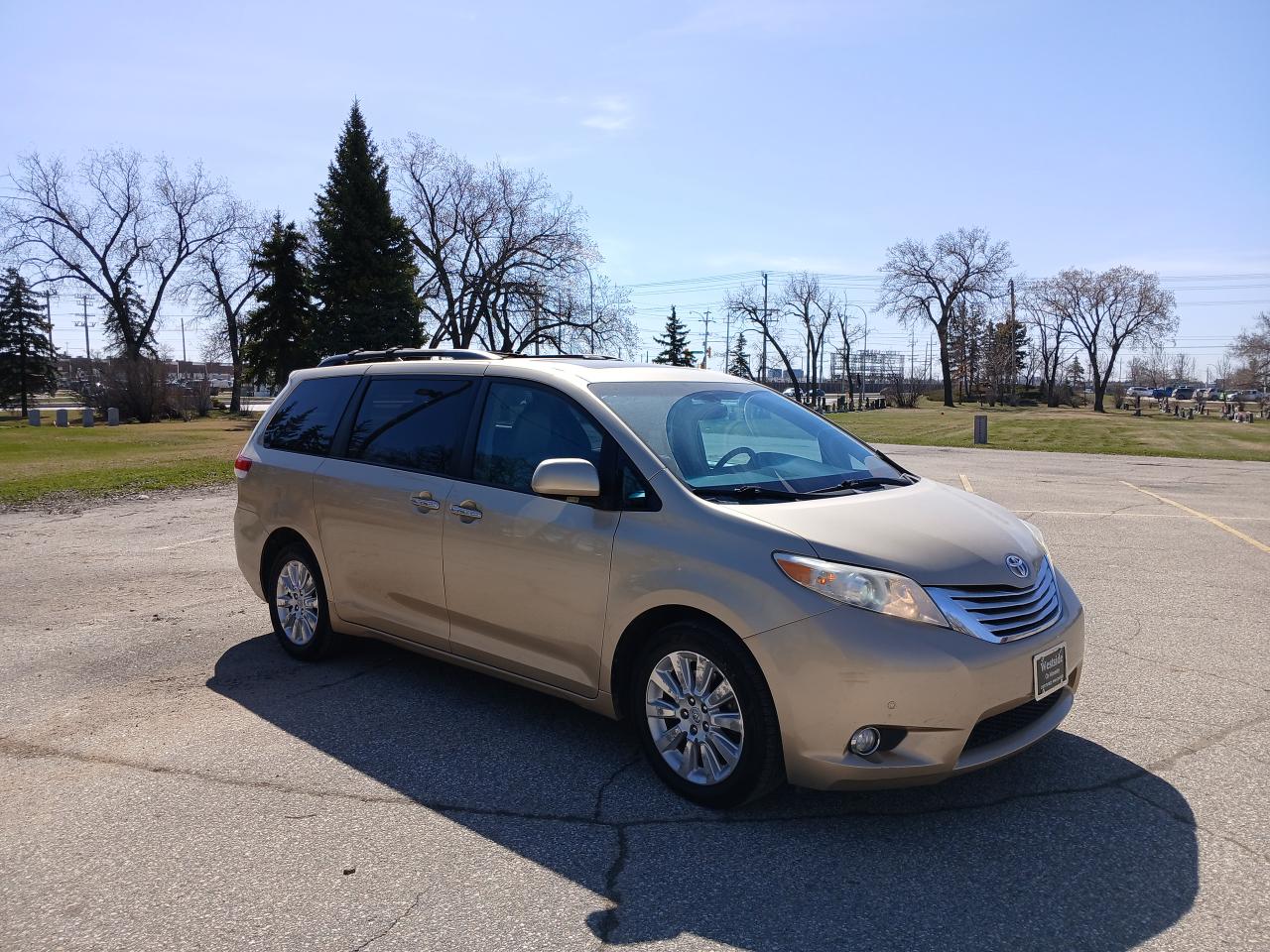2011 Toyota Sienna LIMITED - Photo #2
