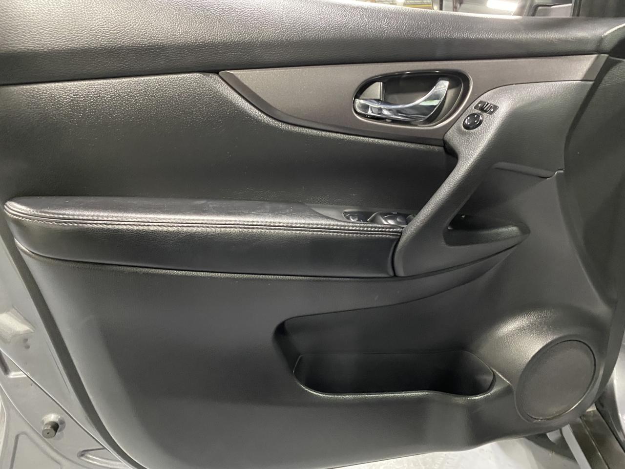 2016 Nissan Rogue S - Photo #11