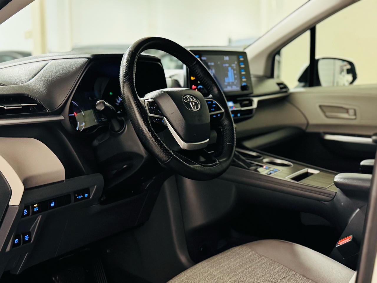 2021 Toyota Sienna LE - Photo #8