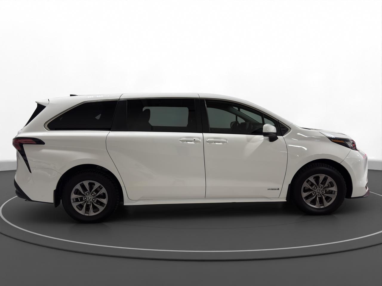 2021 Toyota Sienna LE - Photo #4