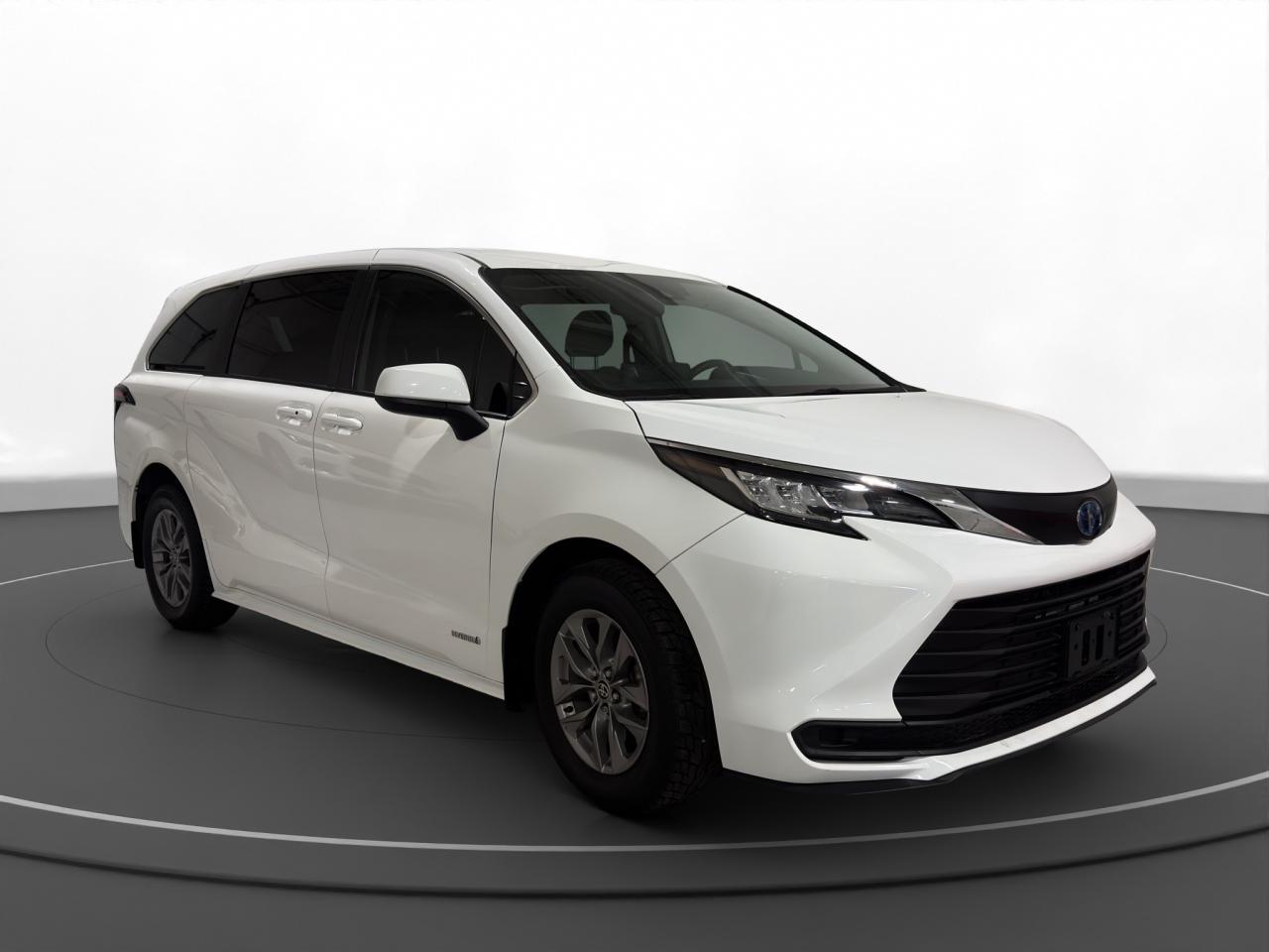 2021 Toyota Sienna LE - Photo #3