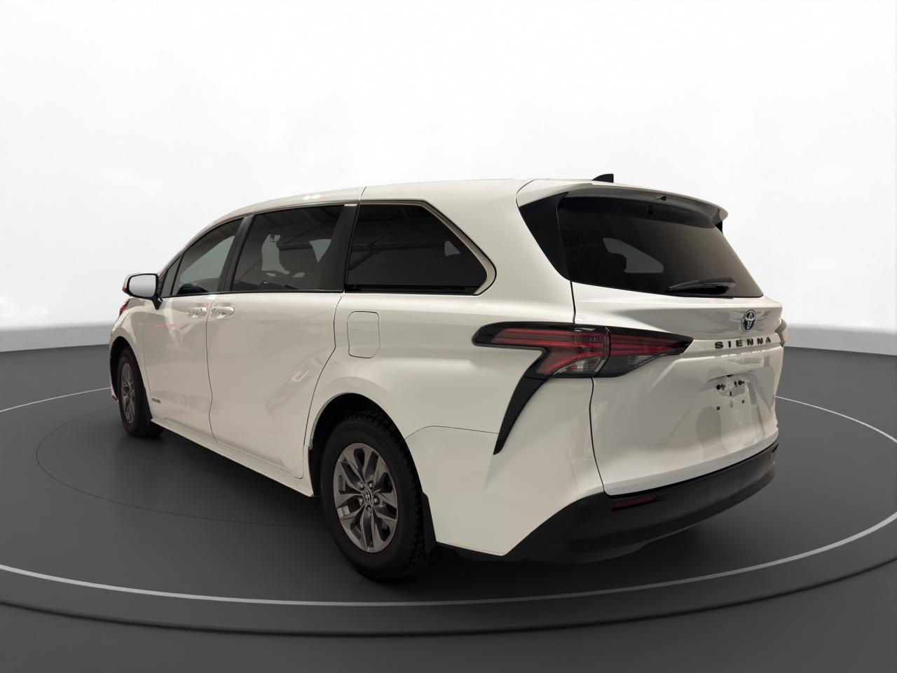 2021 Toyota Sienna LE - Photo #5
