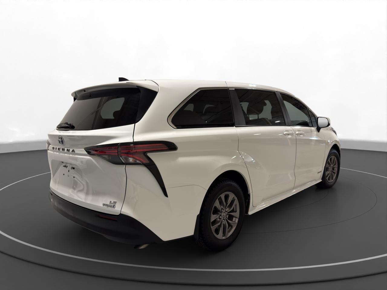 2021 Toyota Sienna LE - Photo #7