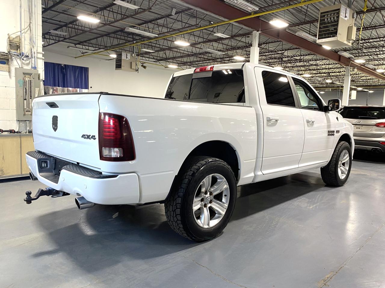 2016 RAM 1500 4WD Crew Cab 140.5" Sport Photo4