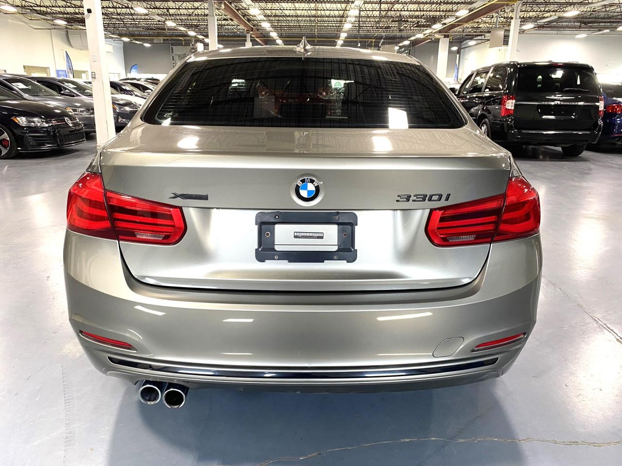 2017 BMW 3 Series 330i xDrive Photo3