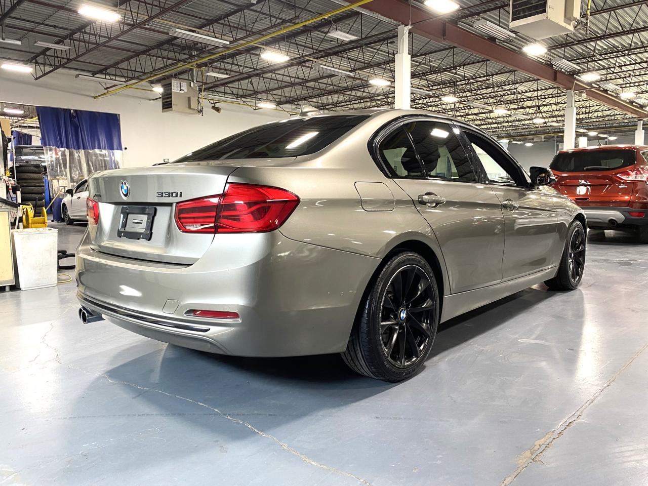 2017 BMW 3 Series 330i xDrive Photo4