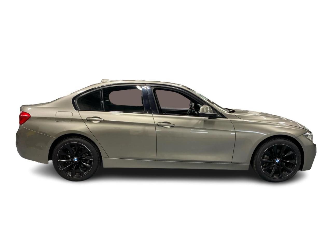 2017 BMW 3 Series 330i xDrive Photo3