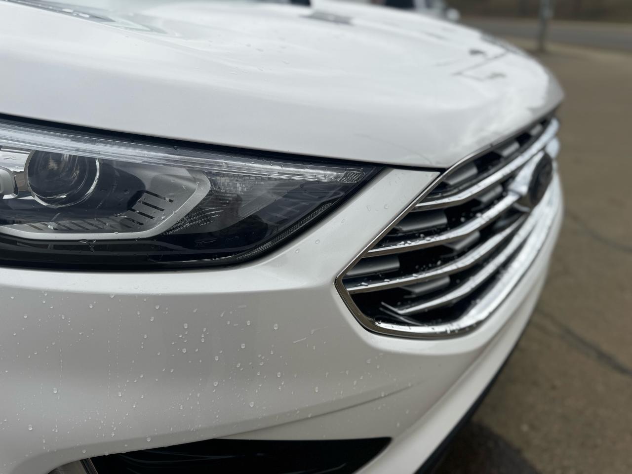 2019 Ford Edge Titanium Photo4