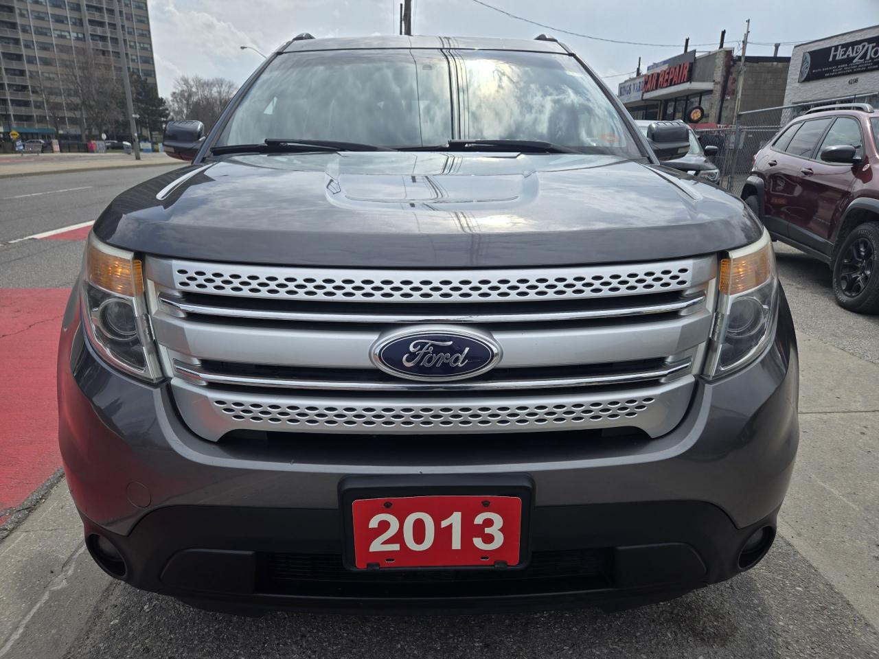 2013 Ford Explorer XLT-4WD- Backup Cam - Panoramic Sunroof- Heated Seats- Bluetooth - Photo #2