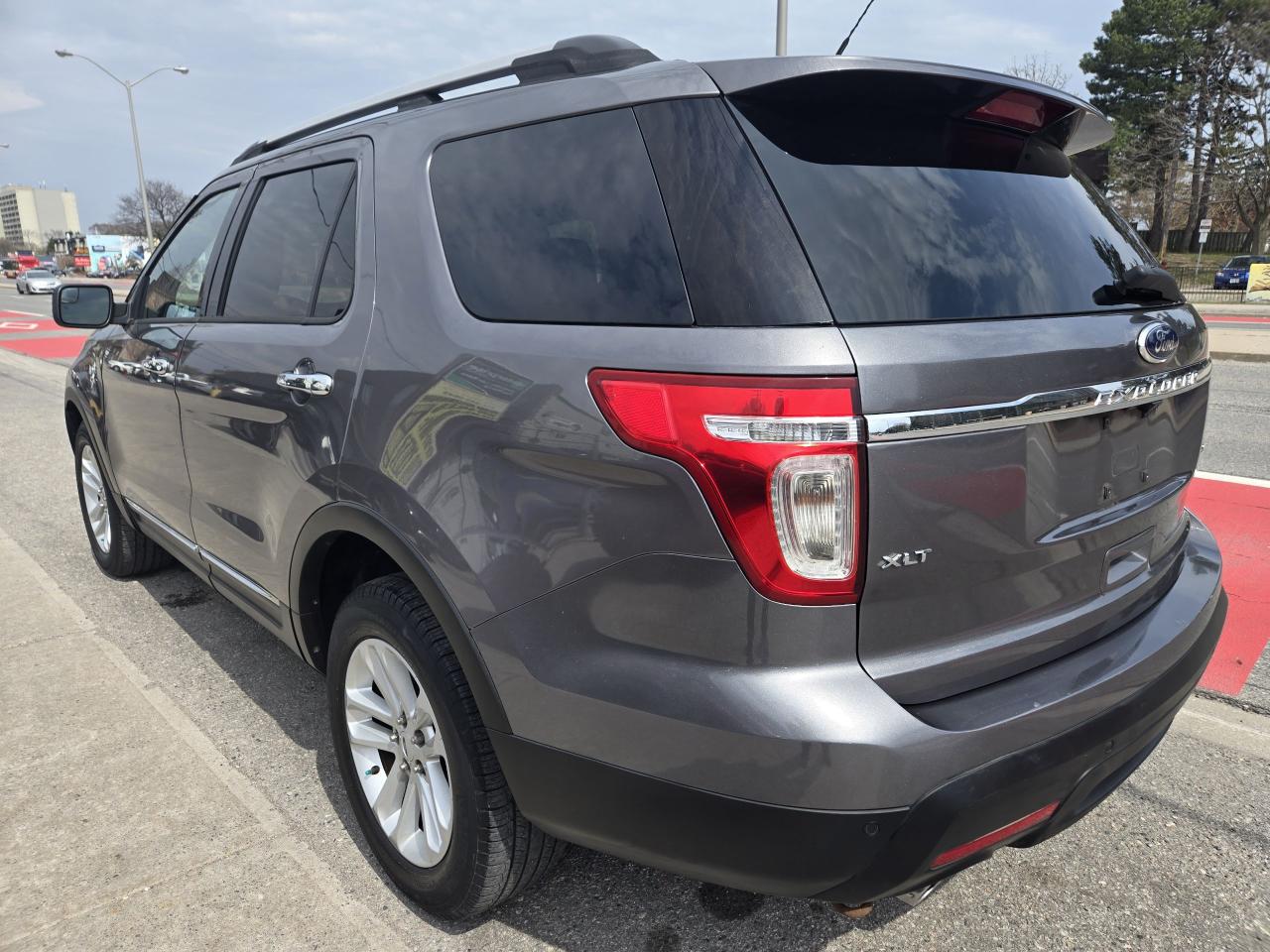 2013 Ford Explorer XLT-4WD- Backup Cam - Panoramic Sunroof- Heated Seats- Bluetooth - Photo #4