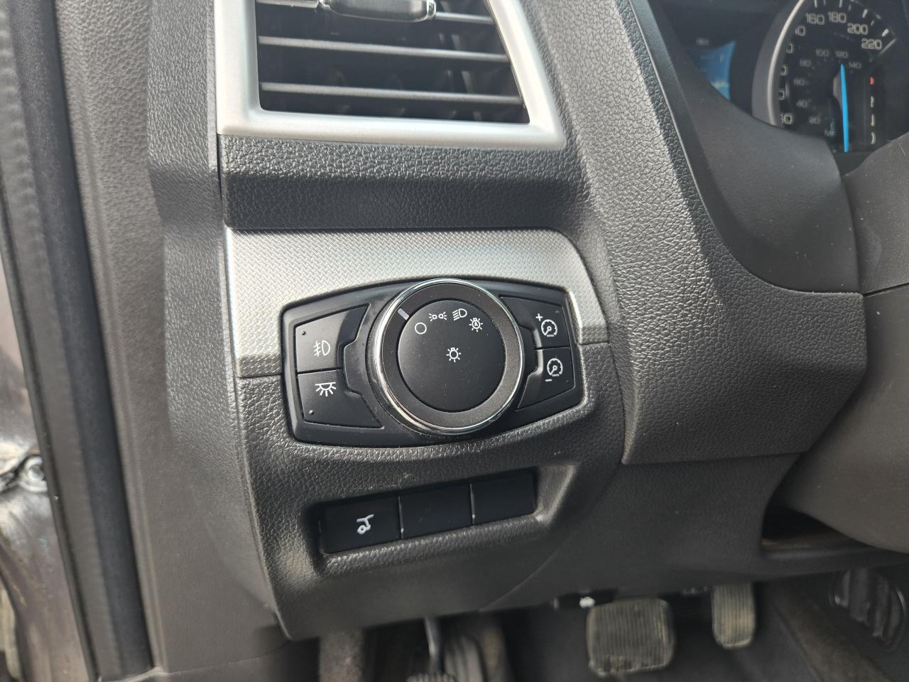 2013 Ford Explorer XLT-4WD- Backup Cam - Panoramic Sunroof- Heated Seats- Bluetooth - Photo #15