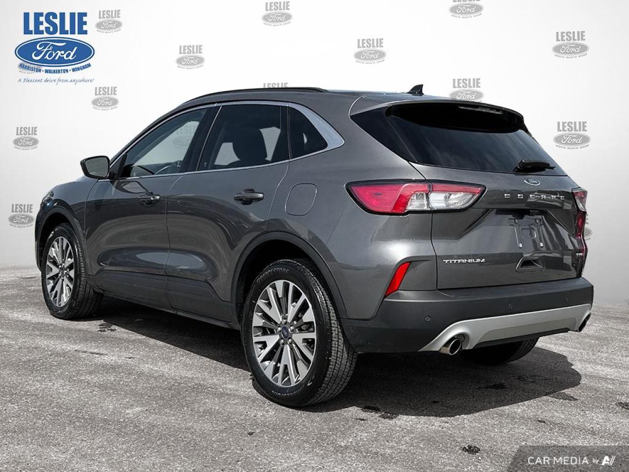 2022 Ford Escape Titanium AWD Photo3