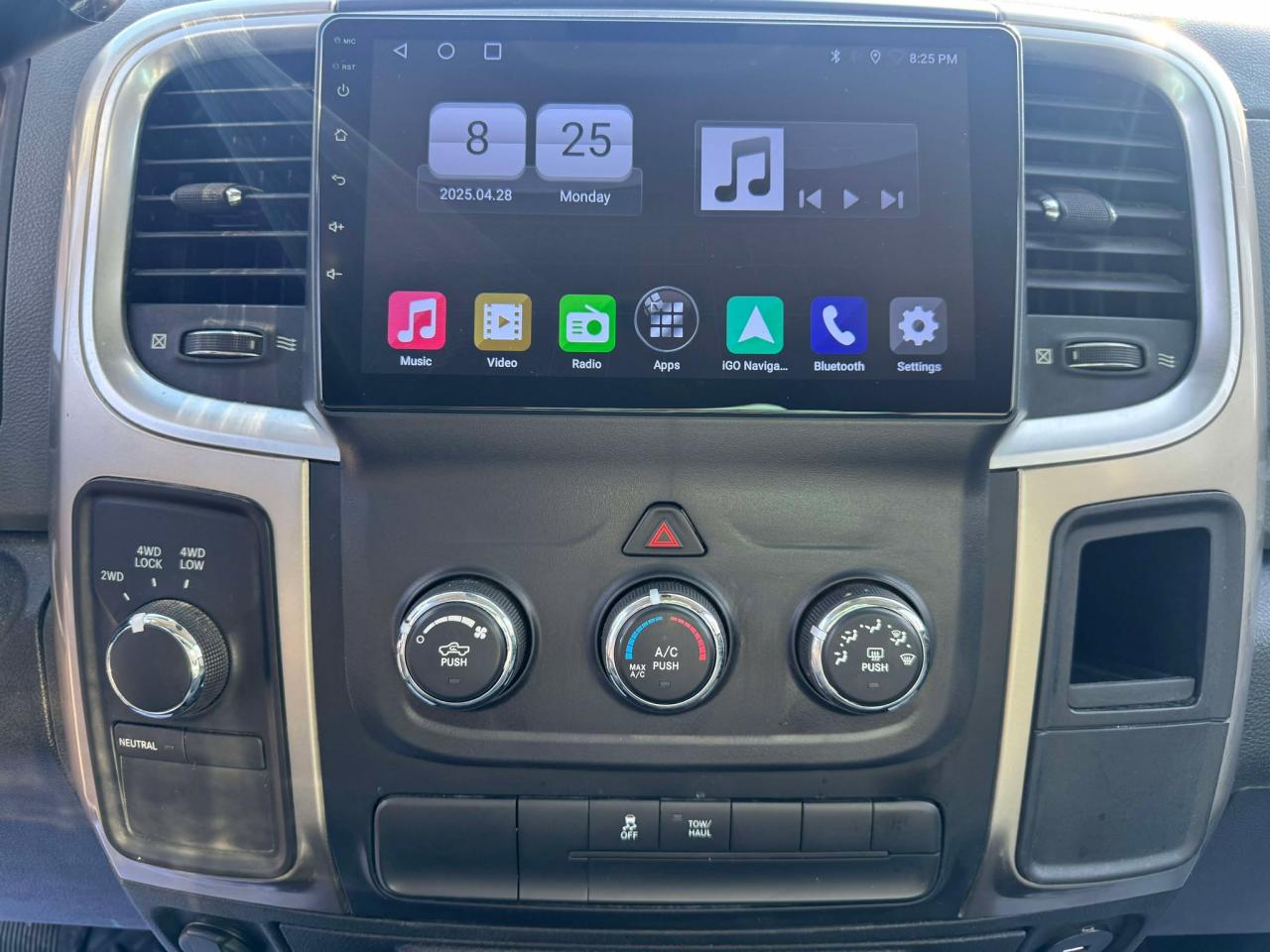 2013 RAM 1500 4WD Quad Cab 140.5" SLT - Photo #19