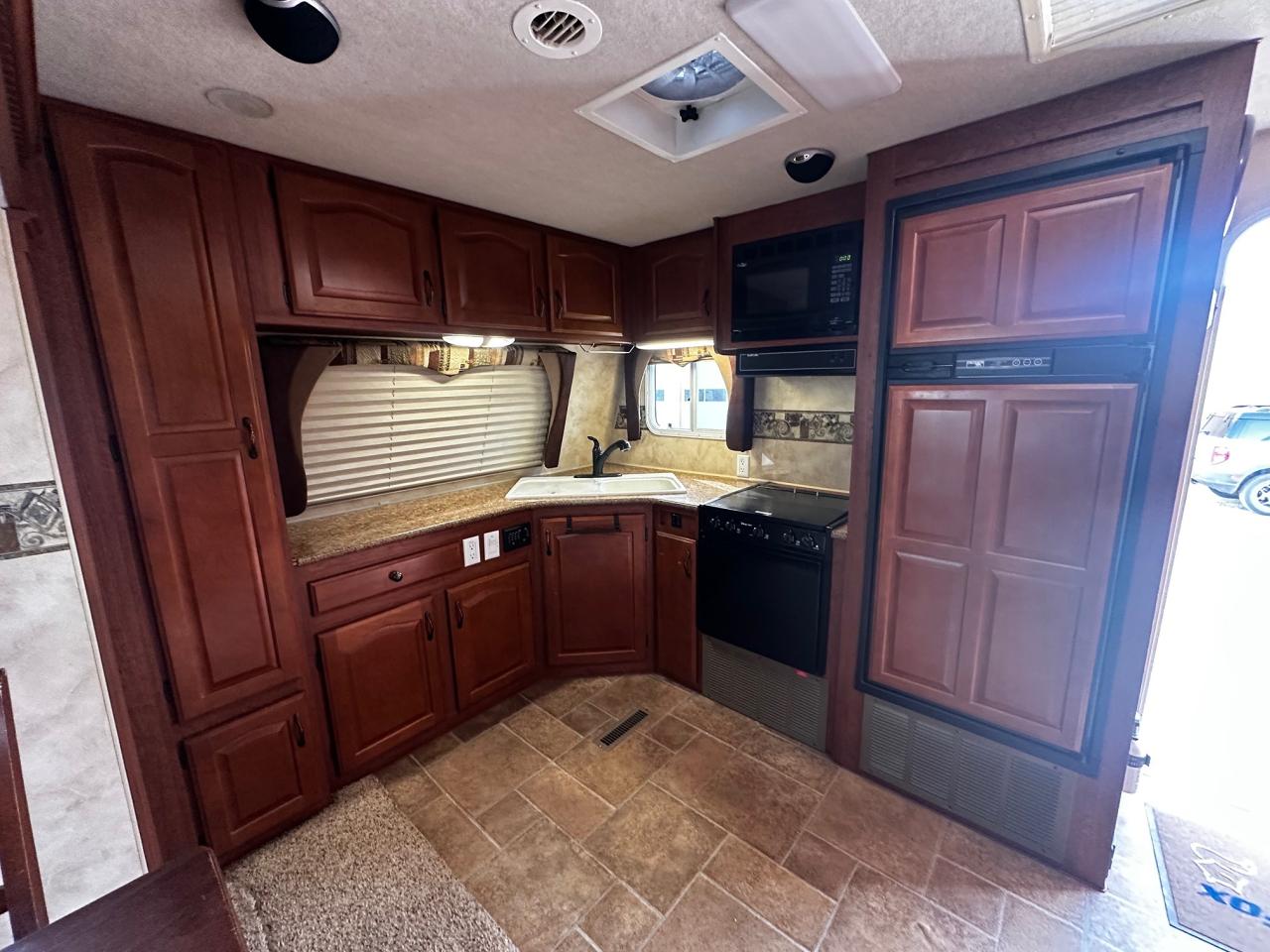 2011 ARCTIC FOX 29V 