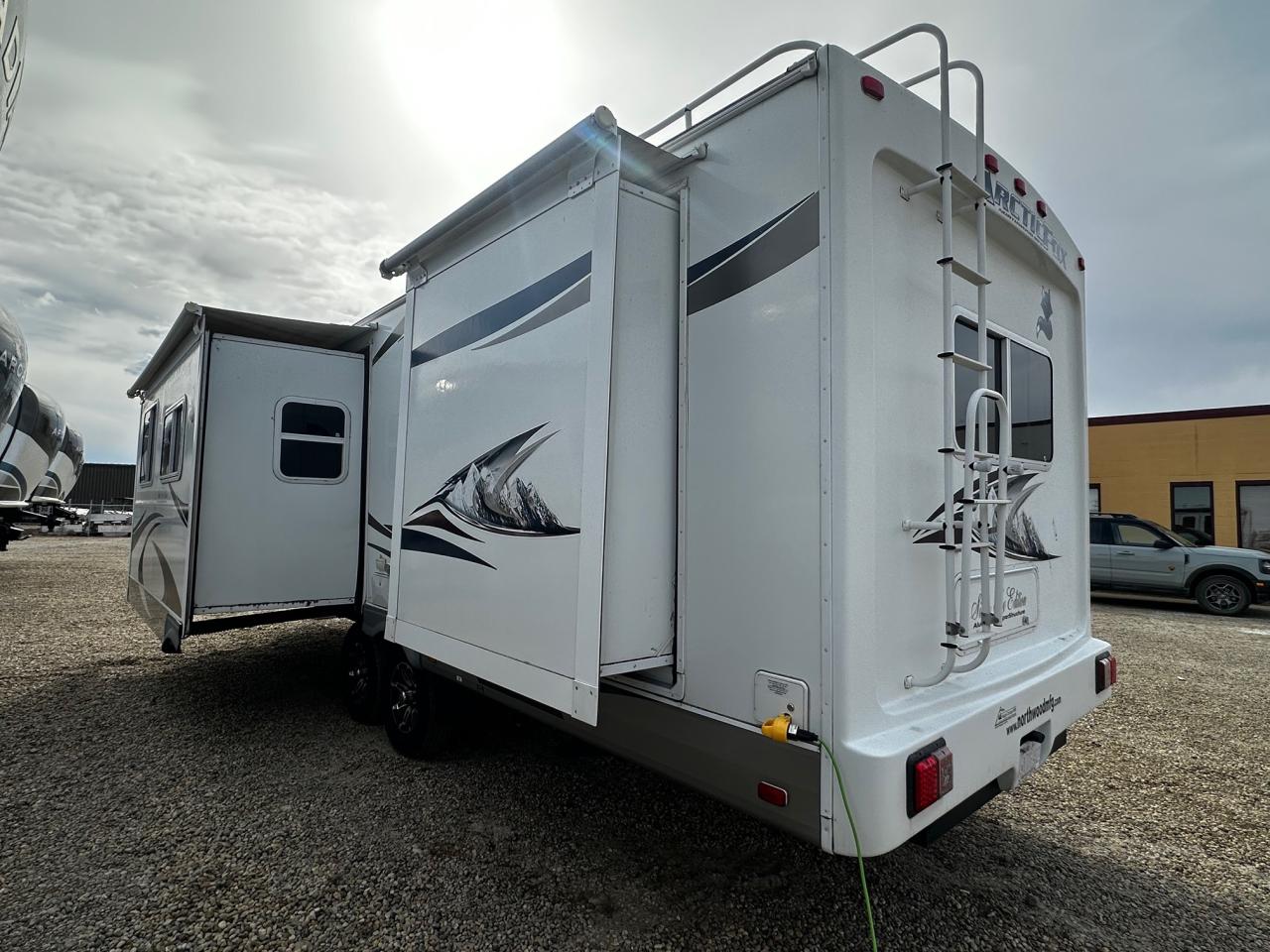 2011 ARCTIC FOX 29V 