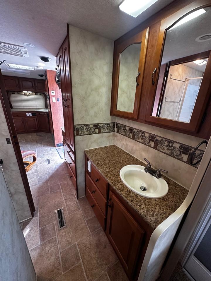 2011 ARCTIC FOX 29V 