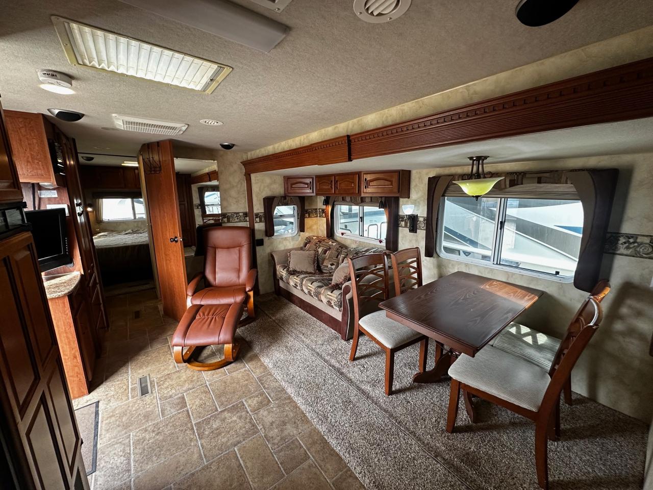 2011 ARCTIC FOX 29V 