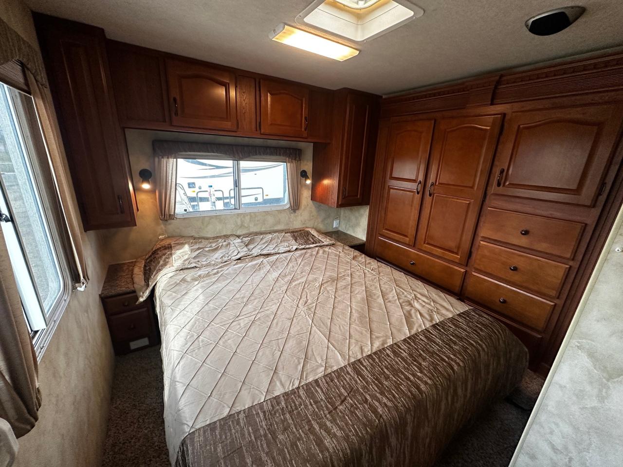 2011 ARCTIC FOX 29V 