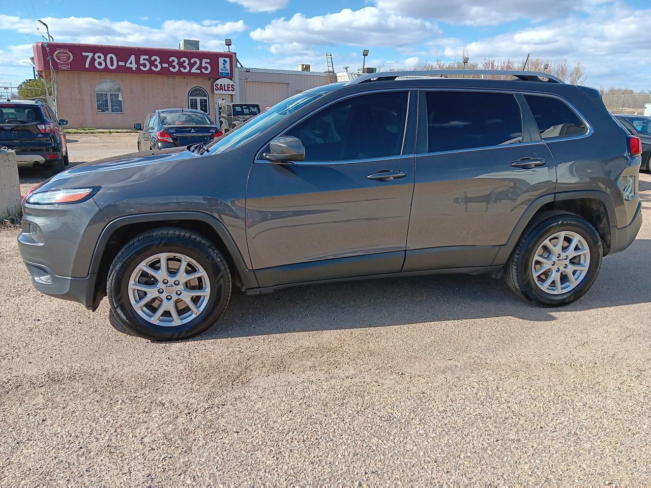 2017 Jeep Cherokee North 4X4, Remote, Nav, Htd Seats, BU Cam, Pwr Lif - Photo #4