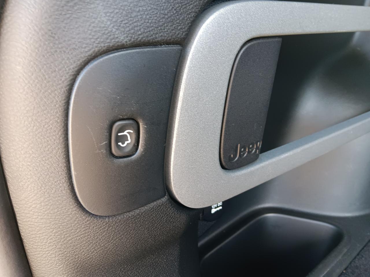 2017 Jeep Cherokee North 4X4, Remote, Nav, Htd Seats, BU Cam, Pwr Lif - Photo #8