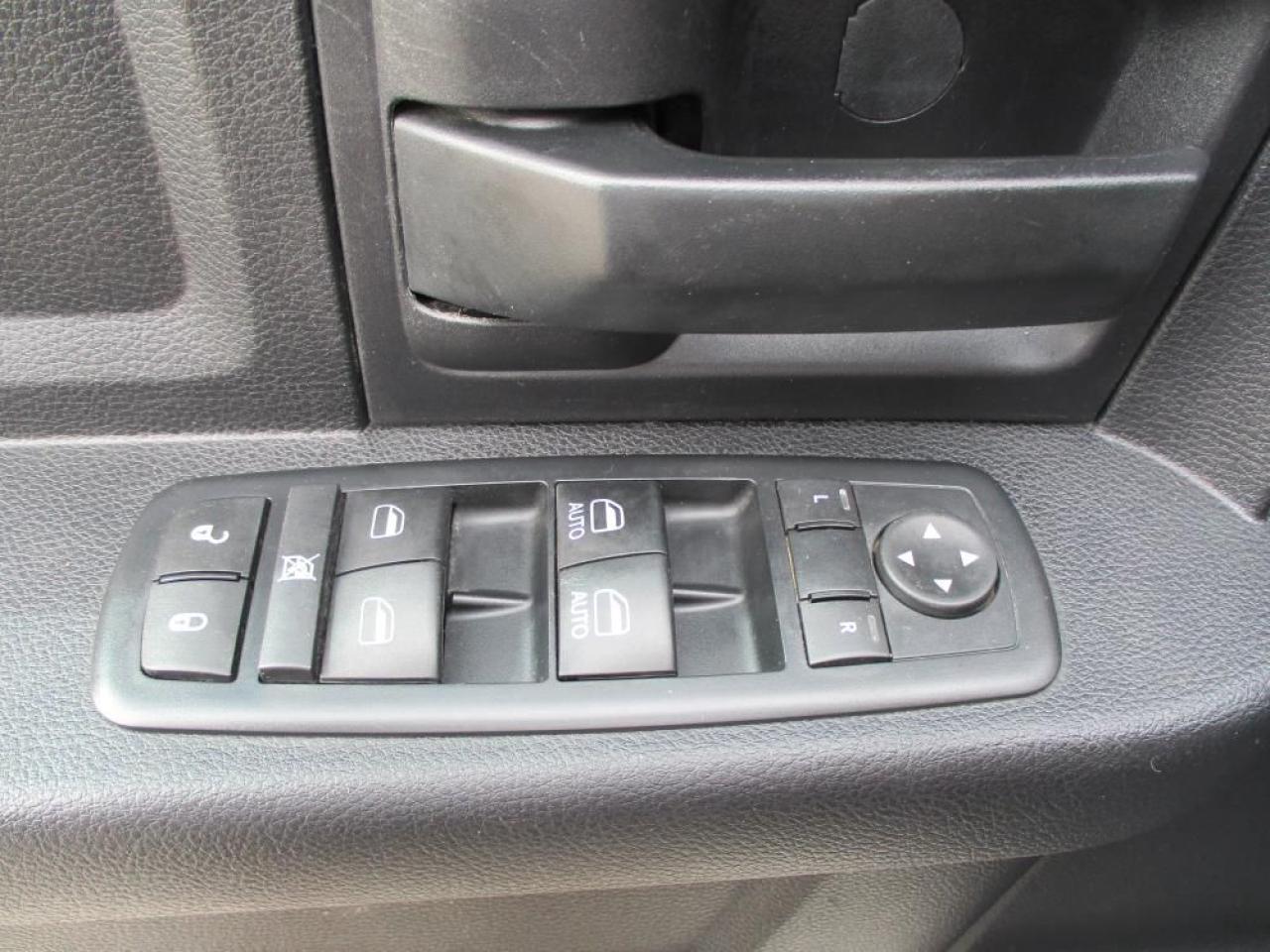 2016 RAM 2500 ST Crew Cab 4X4 Photo9