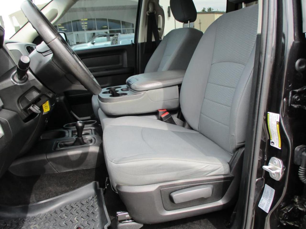 2016 RAM 2500 ST Crew Cab 4X4 Photo11