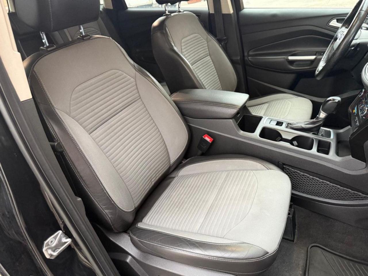 2017 Ford Escape TITANIUM | 4WD | CLEAN CARFAX | TWO-TONE SEATS | NAVI | PANO ROOF | BLUETOOTH | BACK-UP CAM | - Photo #19