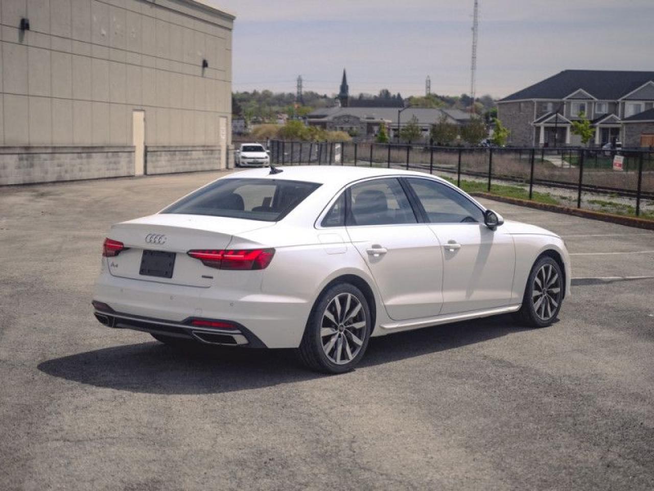 2023 Audi A4 Sedan Komfort 45 TFSI quattro  **PANO ROOF** Photo4