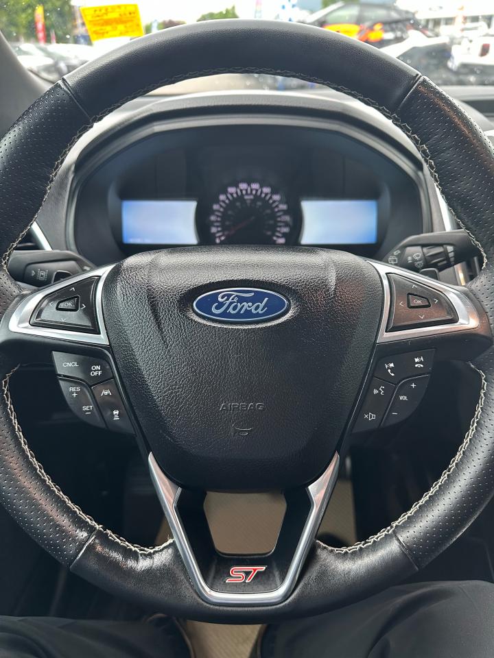 2022 Ford Edge ST Photo5