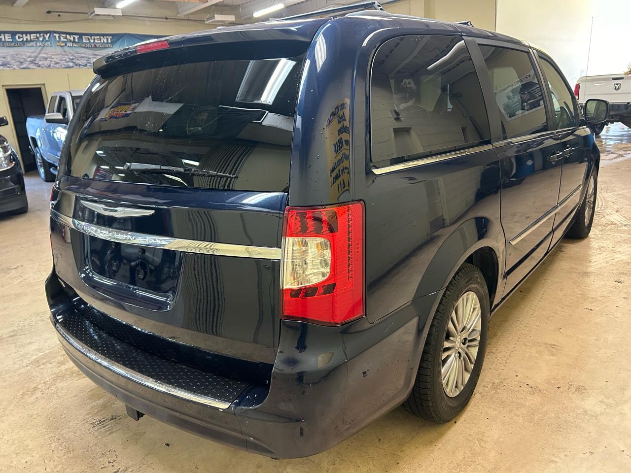 2016 Chrysler Town & Country TOURING - Photo #5