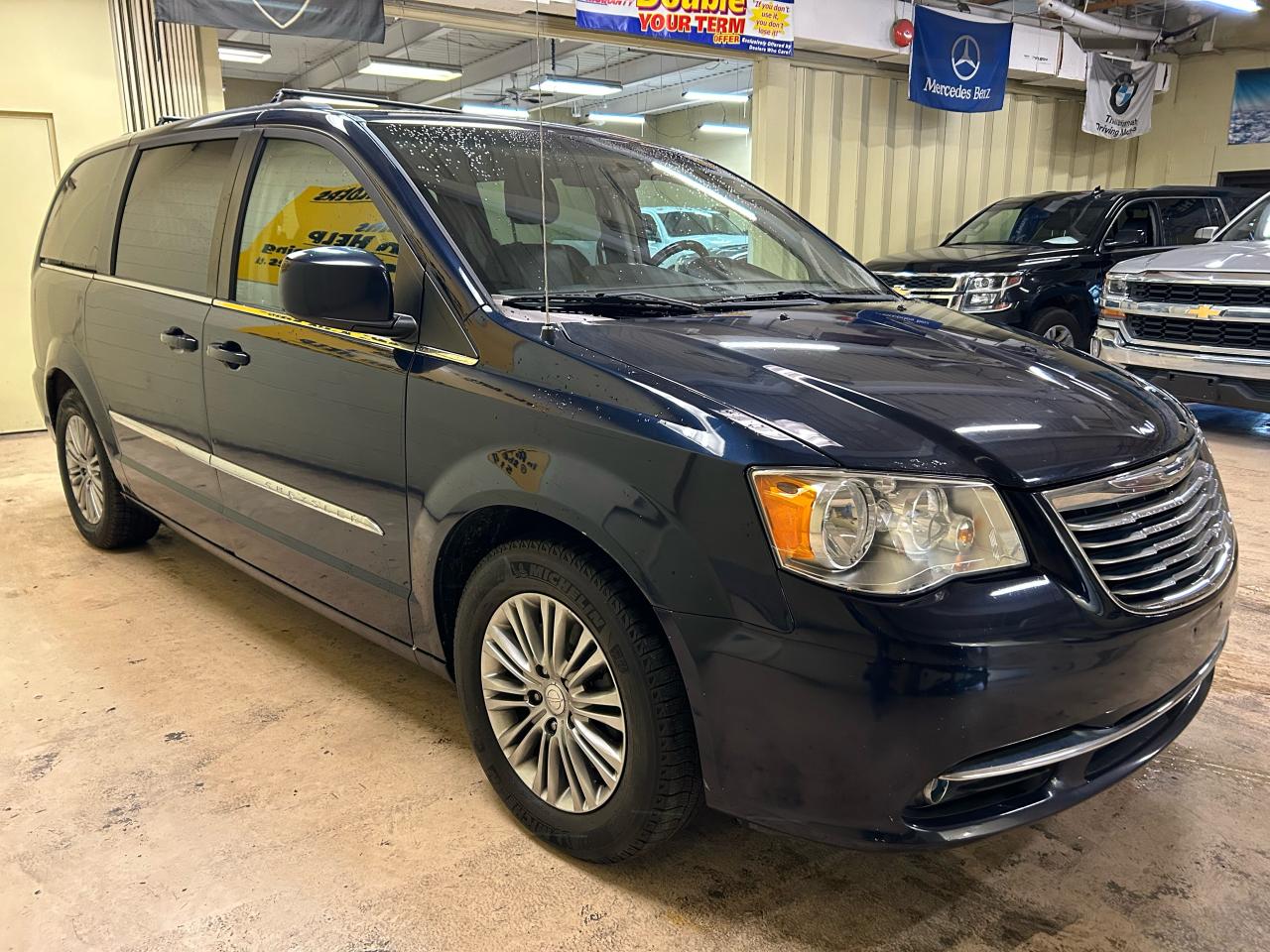 2016 Chrysler Town & Country TOURING - Photo #6
