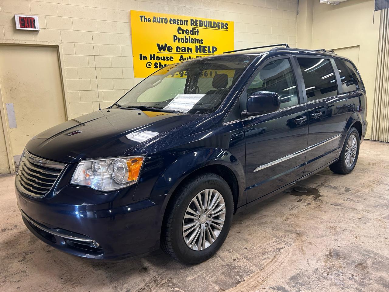 2016 Chrysler Town & Country TOURING - Photo #3
