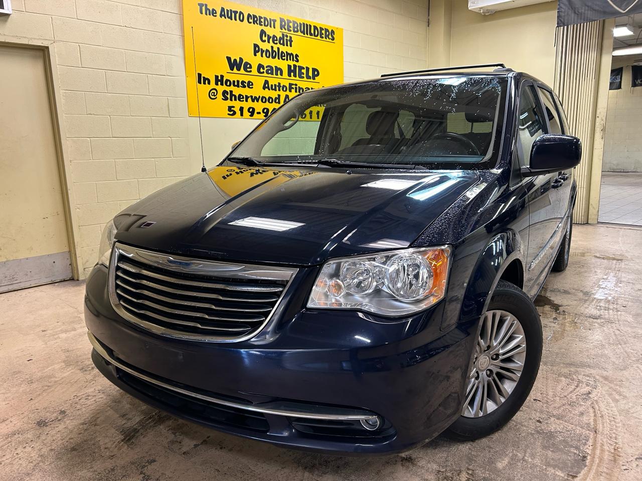 Used 2016 Chrysler Town & Country TOURING for sale in Windsor, ON