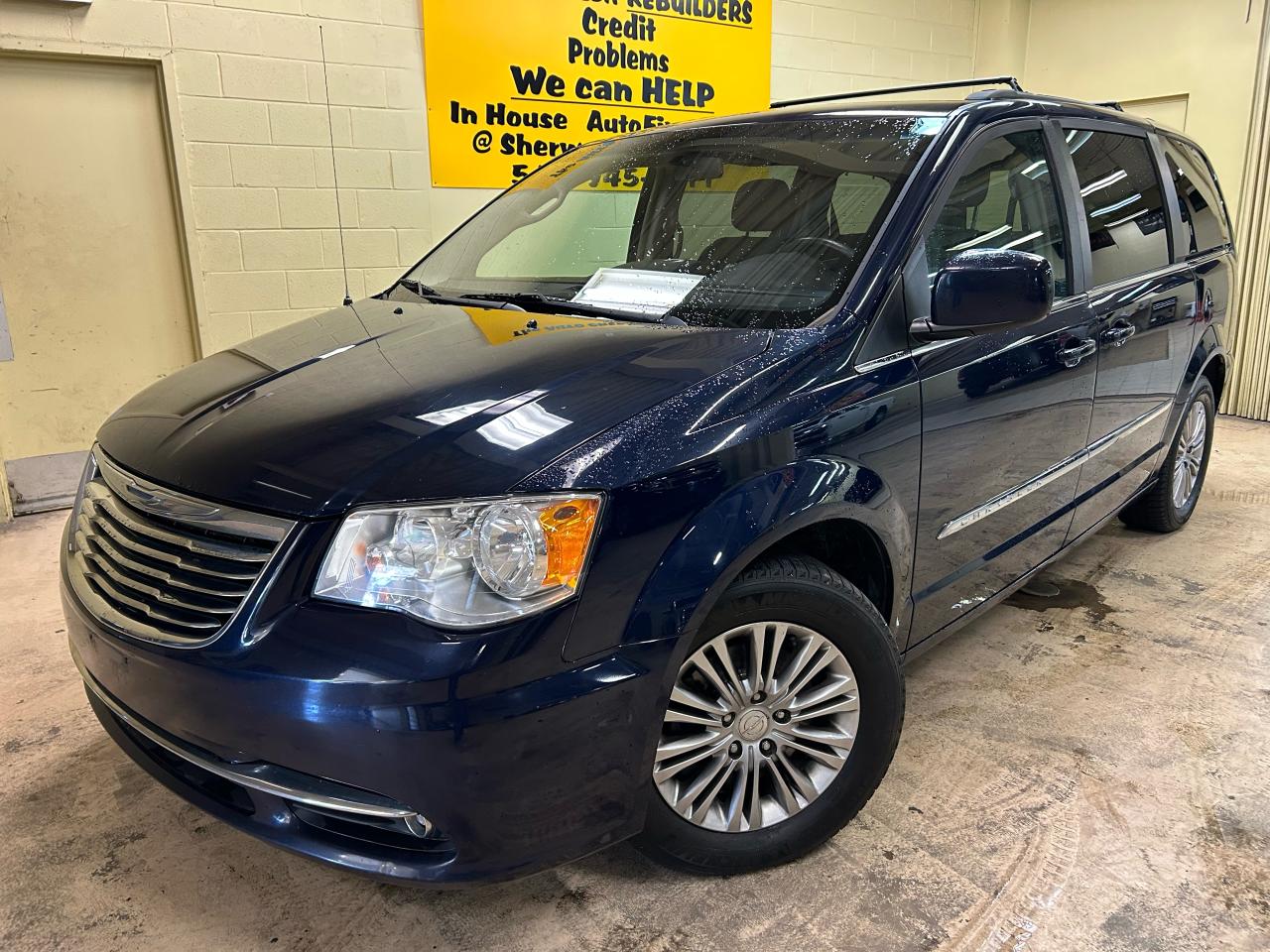 2016 Chrysler Town & Country TOURING - Photo #2