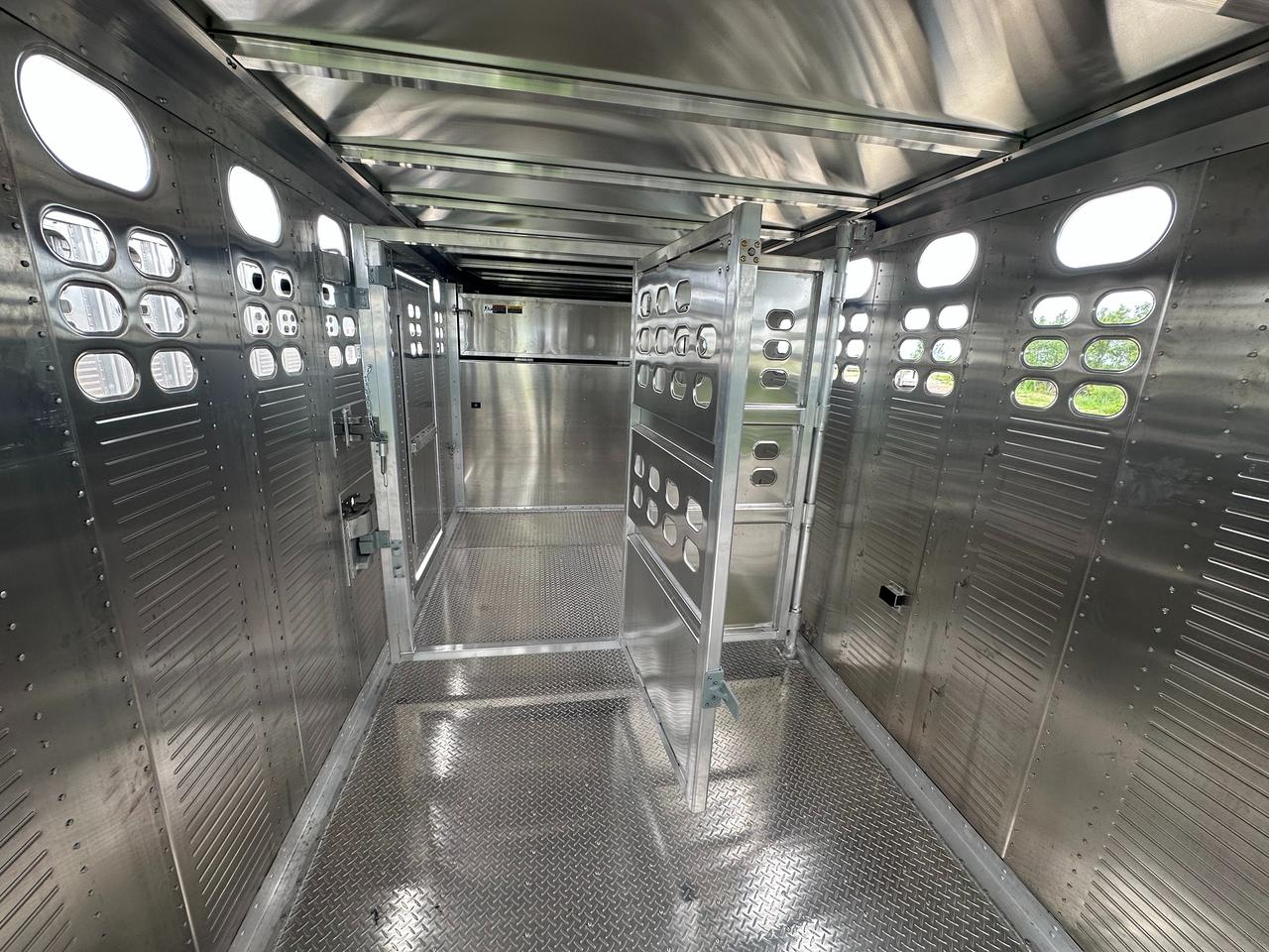 2027 Wilson Trailer 26' Wilson Ranch Hand Photo5