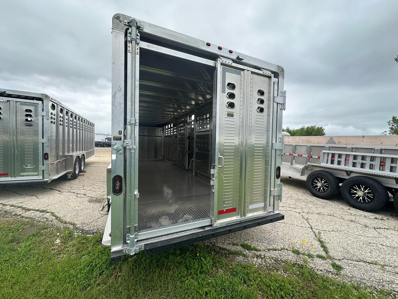 2027 Wilson Trailer 26' Wilson Ranch Hand Photo4