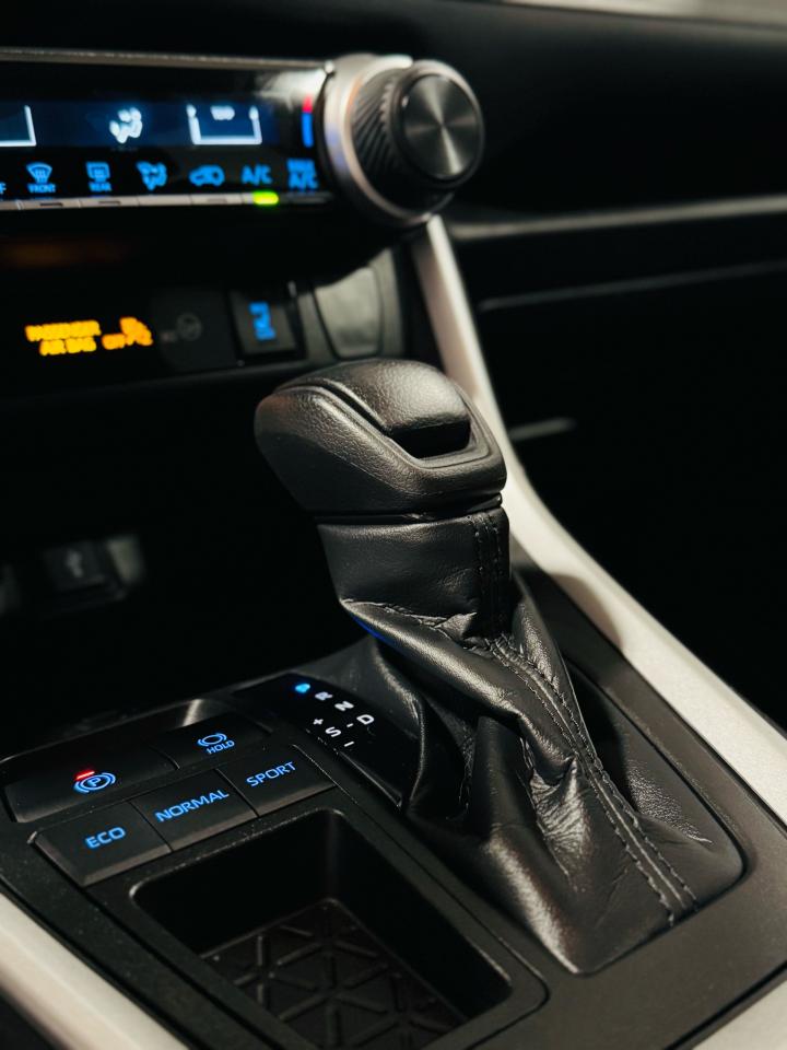 2021 Toyota RAV4 LE - Photo #13