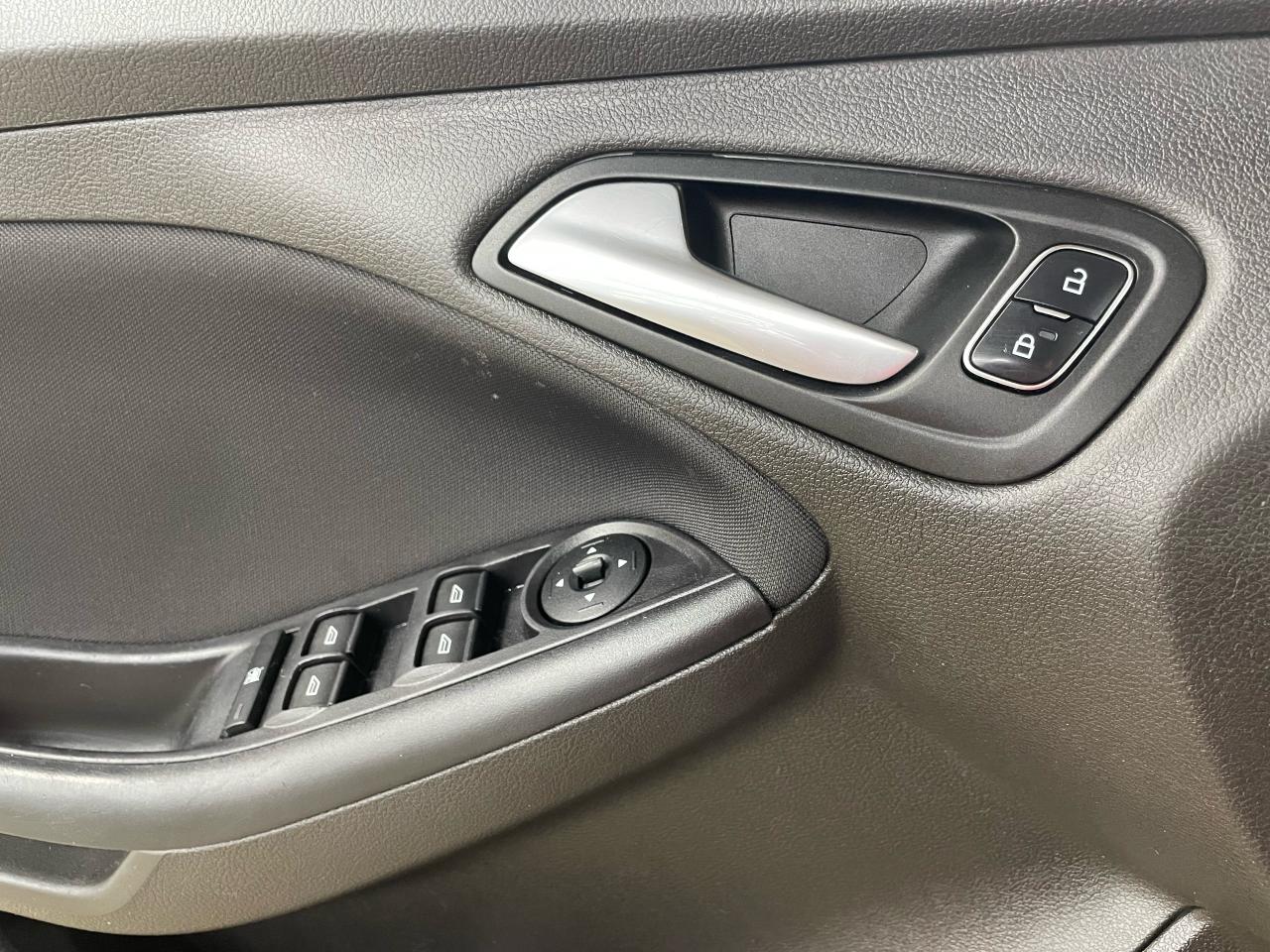 2016 Ford Focus SE Photo30