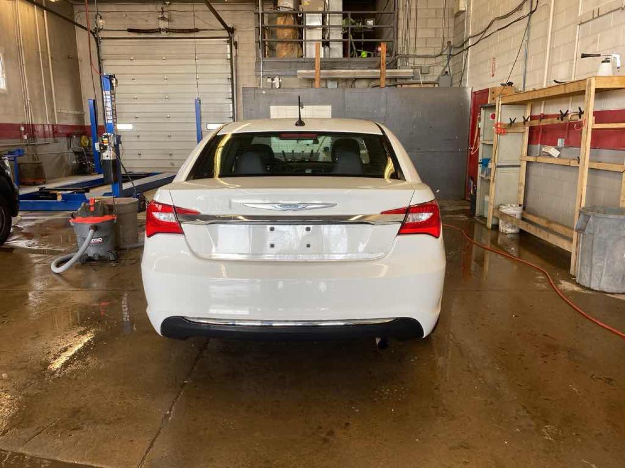 2014 Chrysler 200 LX - Photo #5