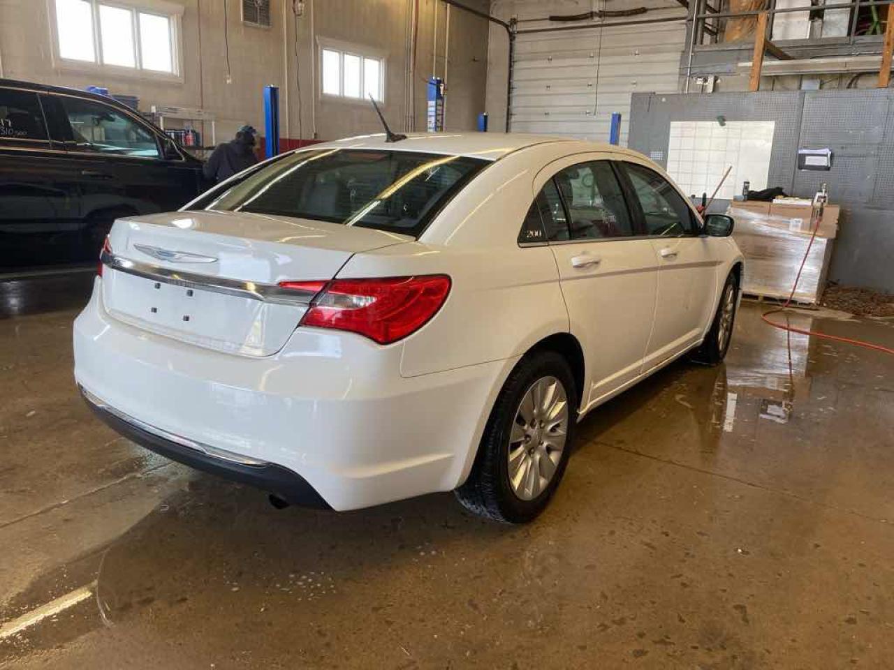 2014 Chrysler 200 LX - Photo #4