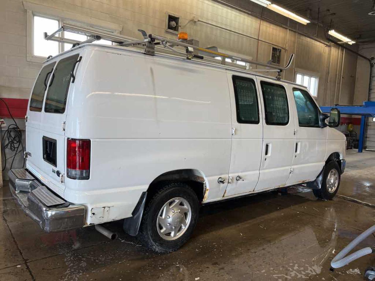2010 Ford Econoline E150 VAN - Photo #4